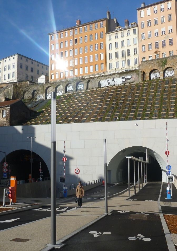 Figura 1: Túnel Croix-Rousse (Lyon, Francia), que tiene un tubo destinado a autobuses y medios de transporte respetuosos con el medio ambiente